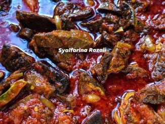 Sambal paru pedas garing dengan hirisan bawang dan sambal pekat berwarna merah gelap