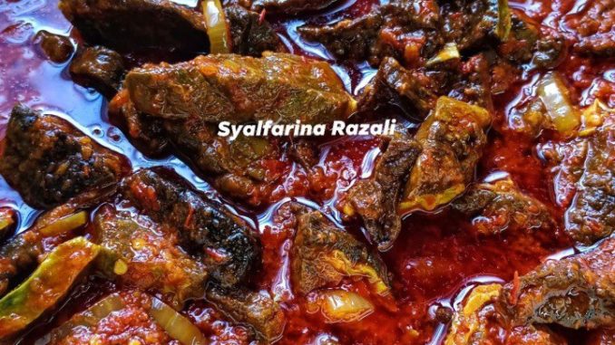 6073119156120700007 Sambal paru pedas garing dengan hirisan bawang dan sambal pekat berwarna merah gelap