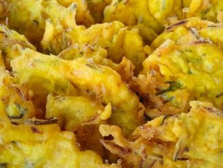 Cucur udang rangup tanpa bahan penaik, disusun atas pinggan dengan sos pencicah