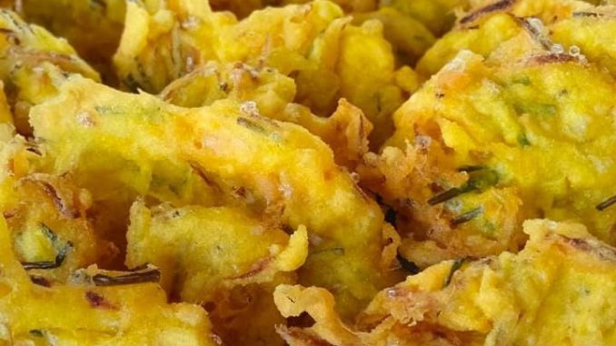 Cucur udang rangup tanpa bahan penaik, disusun atas pinggan dengan sos pencicah