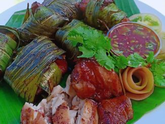 Ayam goreng pandan Thai berbalut daun pandan disusun atas pinggan bersama sos Thai