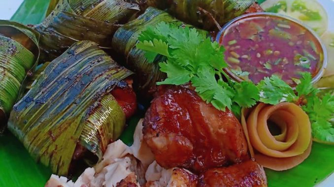 Ayam goreng pandan Thai berbalut daun pandan disusun atas pinggan bersama sos Thai