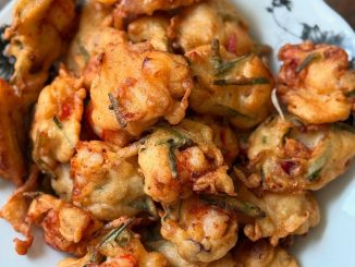 Cucur udang rangup berisi udang, kucai dan kentang goreng keemasan atas pinggan