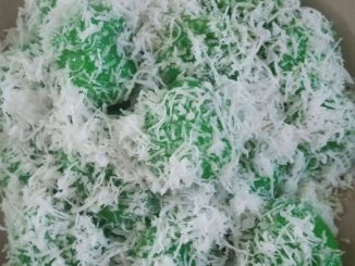 Kuih onde-onde gula Melaka bersalut kelapa parut dalam pinggan hidangan