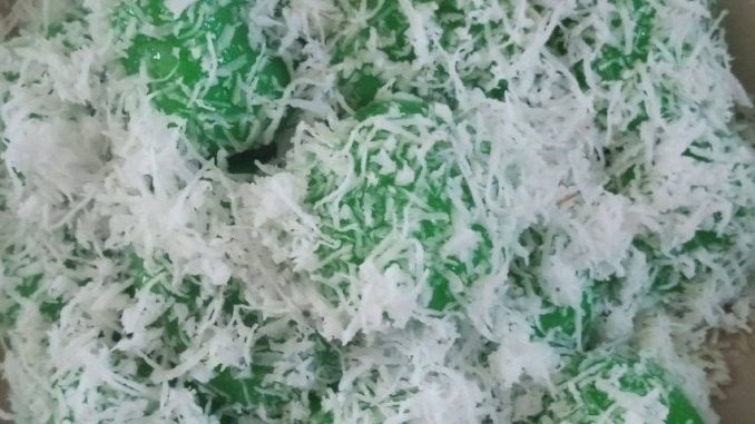 Kuih onde-onde gula Melaka bersalut kelapa parut dalam pinggan hidangan