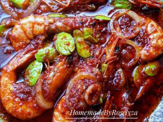 Sambal udang goreng petai berwarna merah pekat dalam pinggan hidangan