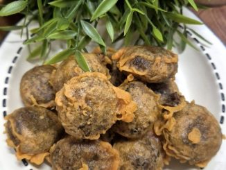 Kuih kasturi kacang hijau goreng rangup di luar dan lembut di dalam