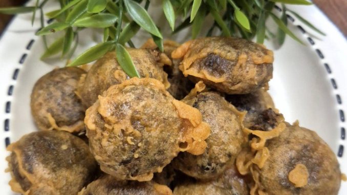 Kuih kasturi kacang hijau goreng rangup di luar dan lembut di dalam