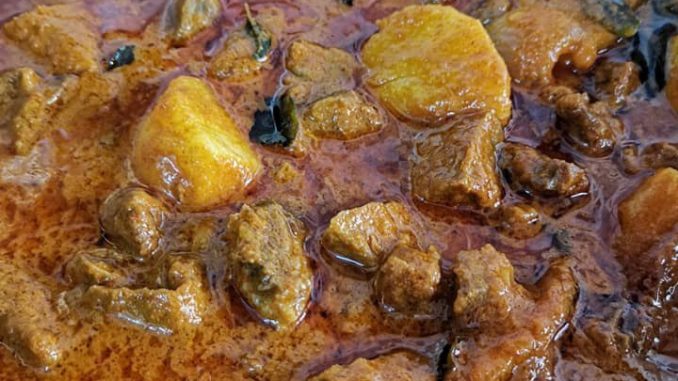 Gulai daging tanpa santan pekat berempah dengan kentang rebus