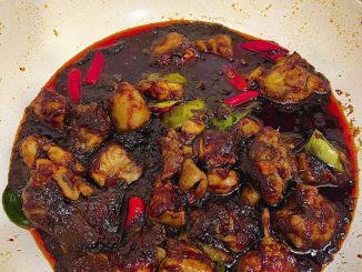 Ayam dendeng berkuah kicap dengan daun limau purut dan cili api