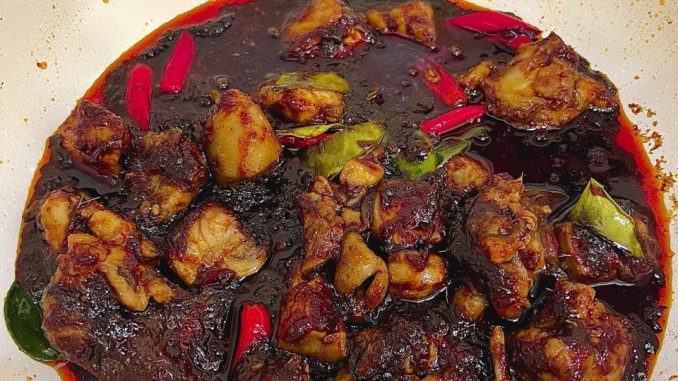 Ayam dendeng berkuah kicap dengan daun limau purut dan cili api