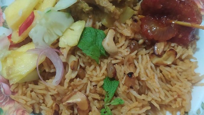 Alt text gambar: Set lengkap nasi tomato, ayam masak merah, dalca & acar nenas