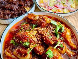Ayam masak merah lauk kenduri kuah pekat dan merah menyala
