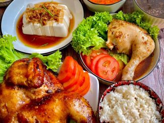 Set nasi ayam lengkap dengan ayam grill, stim, sup fishball, dan sayur