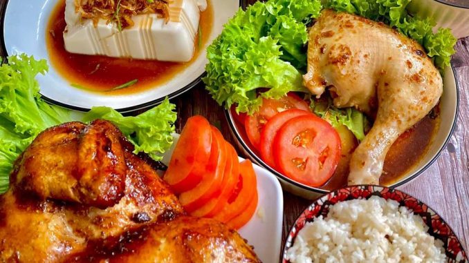 Set nasi ayam lengkap dengan ayam grill, stim, sup fishball, dan sayur