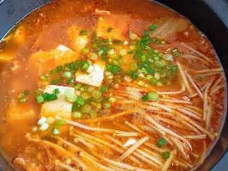 Semangkuk Kimchi Jjigae versi Melayu dengan ayam, tauhu lembut, telur, cendawan enoki dan daun bawang