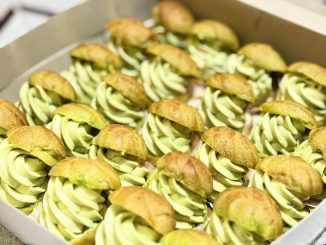Pistachio cream puff gebu dengan filling hijau dalam dulang kertas
