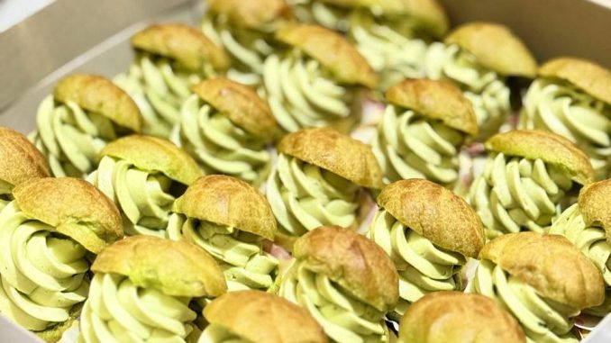 Pistachio cream puff gebu dengan filling hijau dalam dulang kertas
