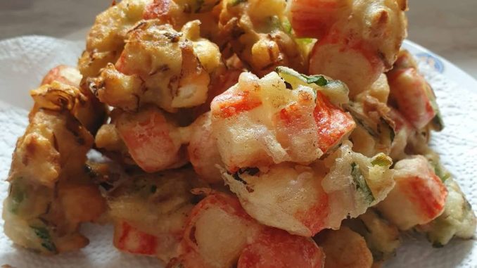 Cucur jejari ketam rangup dihidang bersama sos cili