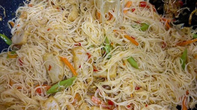 Meehoon tumis ikan bilis pedas dengan sayur dan percikan cuka