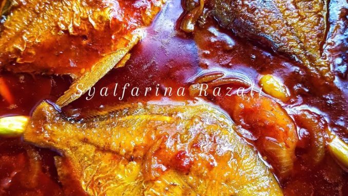 Ikan bawal putih goreng bersalut kuah sos merah pekat