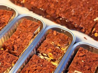 Kek batik crunchy dengan topping milk coklat dan wafer flakes