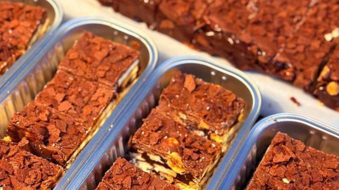 akakpesan Kek batik crunchy dengan topping milk coklat dan wafer flakes