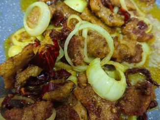Daging kunyit ketumbar tumis garing dengan bawang putih dan cili kering