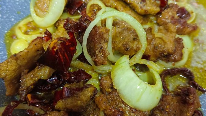 Daging kunyit ketumbar tumis garing dengan bawang putih dan cili kering