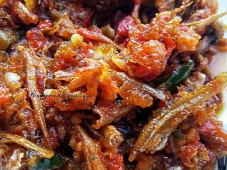 Sambal tomato ikan bilis goreng pedas bersama nasi dan ulam