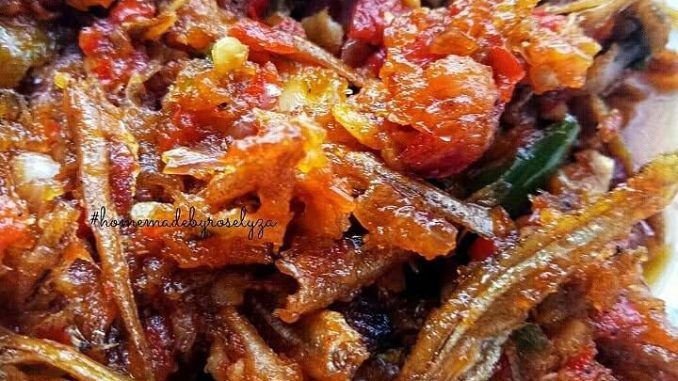 Sambal tomato ikan bilis goreng pedas bersama nasi dan ulam