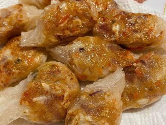Alt text gambar: Rice paper dumpling dengan inti ayam dan sayur, digoreng garing