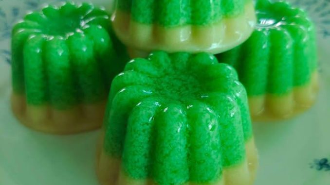 Puding lumut butter dua lapis warna hijau dan kuning dalam acuan comel