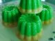 Puding lumut butter dua lapis warna hijau dan kuning dalam acuan comel