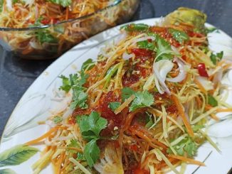Ayam dan ikan siakap goreng rangup dengan sos Thai, mangga muda dan cili
