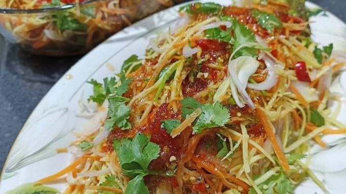 Ayam dan ikan siakap goreng rangup dengan sos Thai, mangga muda dan cili