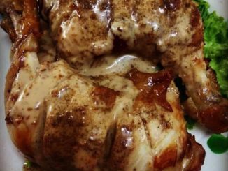 Ayam bakar berjus atas pinggan dengan sos Kewpie roasted sesame