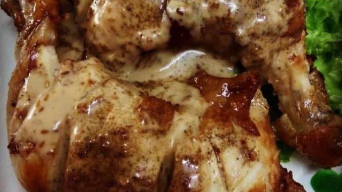 Ayam bakar berjus atas pinggan dengan sos Kewpie roasted sesame