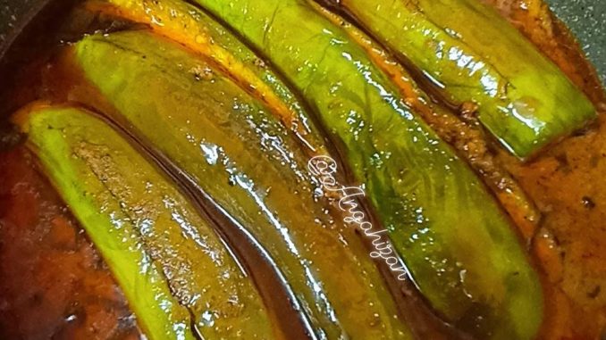 Rendang terung hijau dengan kuah pekat dan daun kunyit