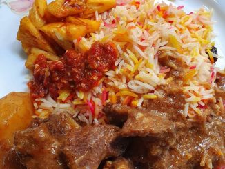 Nasi minyak hujan panas dengan daging khemok, acar nenas dan sambal belacan