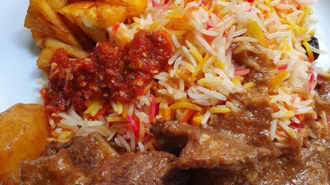 Nasi minyak hujan panas dengan daging khemok, acar nenas dan sambal belacan