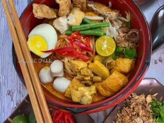 Mi kari netup dengan kuah oren, ayam, kerang, telur rebus dan fuchuk goreng