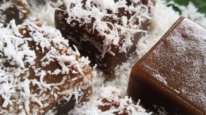 Kuih kaswi gula merah lembut bergoyang disalut kelapa muda parut