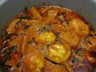 Kari telur dan kentang pekat dengan daun kari dan rempah Baba’s