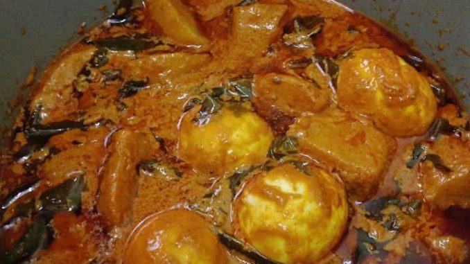 Kari telur dan kentang pekat dengan daun kari dan rempah Baba’s