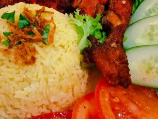 Nasi ayam madu lengkap dengan sos cili, sup dan hiasan salad