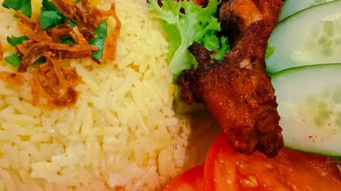 Nasi ayam madu lengkap dengan sos cili, sup dan hiasan salad