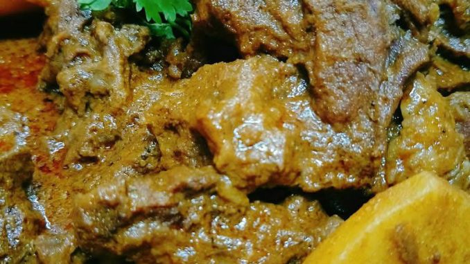 Gulai daging utara pekat berempah dengan kentang