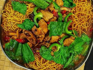 Sizzling Yee Mee homemade dalam kuali dengan ayam, telur dan cendawan
