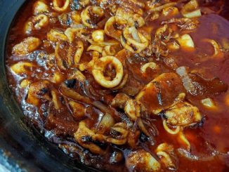 Sambal sotong garing pedas manis atas pinggan bersama nasi panas dan hirisan timun